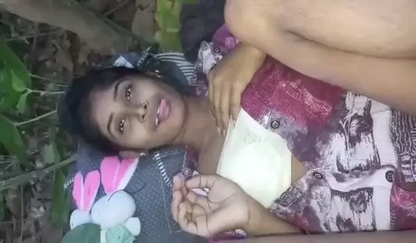 Bengali Randi Boudi Ko Jhandiyo Me Le Jake Pelte Hue