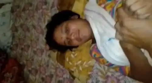 Biwi Ko Chod Ke Maal Chut Ke Upar Giraya