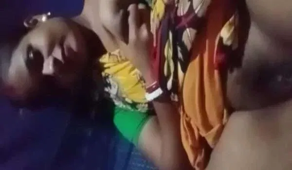 Lund Ki Pyaasi Gaon Ki Bhabhi Chut Me Ungli Karte Hue